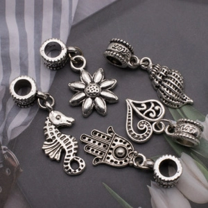 Detailansicht von 5 Vintage-Silberanhängern mit Seepferdchen- und Sonnenblumenmotiven
