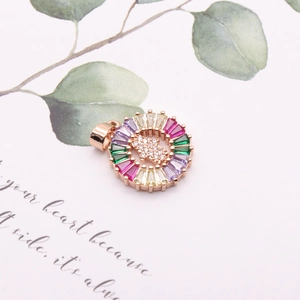 Dettaglio del ciondolo Hamsa in oro rosa con zirconi colorati e cristalli pavé
