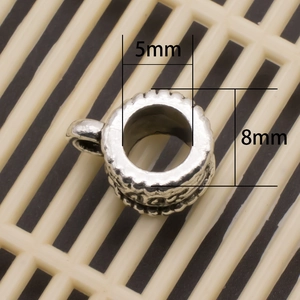 Detail eines silbernen Anhängers mit 5 mm Innen- und 8 mm Außendurchmesserangabe