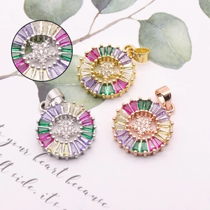 Dettaglio di ciondoli a stella con zirconi multicolore in placcatura oro e argento