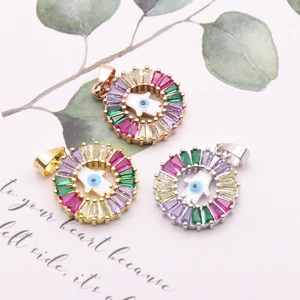 Dettaglio dei ciondoli mano di Fatima con zirconi colorati disponibili in tre tonalità d'oro