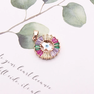 Dettaglio del ciondolo Hamsa in oro rosa con pietre di zirconia colorate taglio baguette