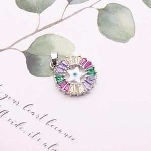 Dettaglio del ciondolo in argento con gemme colorate e motivo a stella con occhio