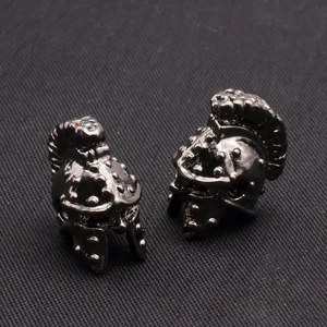 Σκουλαρίκια κράνος Σπάρτης σε gunmetal χρώμα με έγχρωμα ένθετα σε γκρι ύφασμα