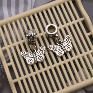 Detaillierter Retro-Silber-Schmetterlingsanhänger mit Relief und LOVE-Gravur am Verschluss