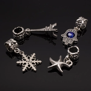 Vintage zilveren bedelset met Hamsa Hand, Eiffeltoren, sneeuwvlok en zeester hangers