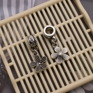 Detail von Vintage Silber Blumenanhängern mit LOVE-Gravur für DIY Schmuckherstellung