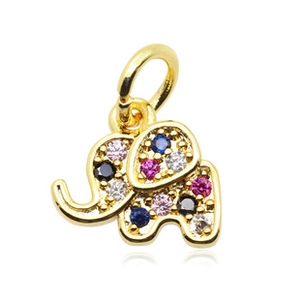 Detailopname van de gouden olifant hanger met gekleurde zirkonia stenen inleg