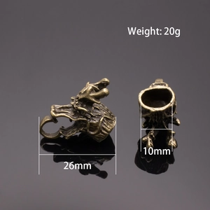 Macro detail of dragon head jewelry clasp showing weight 20g and 26mm length dimensions