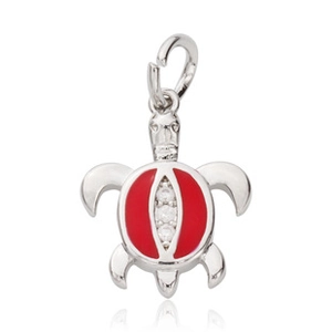 Detail van zilveren zeeschildpad hanger met rood emaille en heldere zirkonia stenen erin