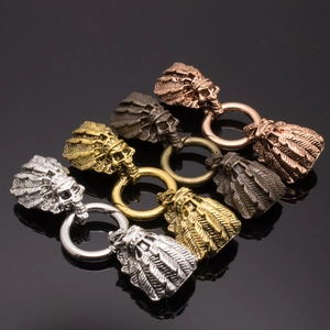 Detail van schedelhangers in zilver goud brons en koper met verentooi voor accessoires