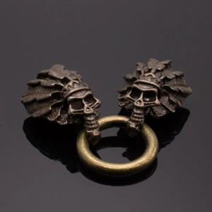 Vintage schedelhanger met verenkroon aan een metalen ring voor doe-het-zelf sieraden