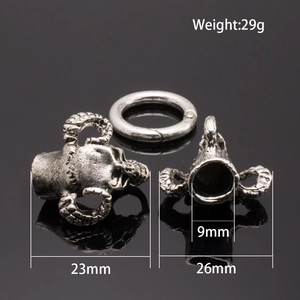 Macro-detail van gotische ramsschedelhangers en metalen ring in vintage zilveren afwerking