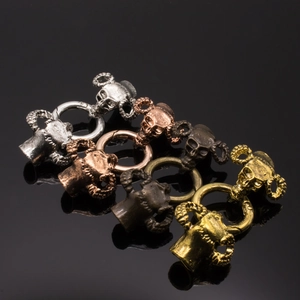 Detail van schedelhangers met veerringsluitingen in diverse metalen afwerkingen