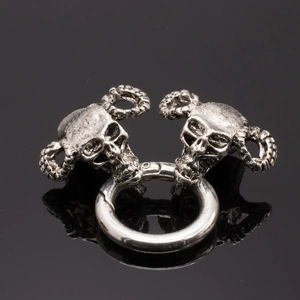 Macro-opname van gotische schedel veerringsluiting voor DIY sieraden en sleutelhangers