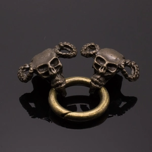 Macro-opname van gotische bronzen schedel met ramshoorns en ringconnector detail