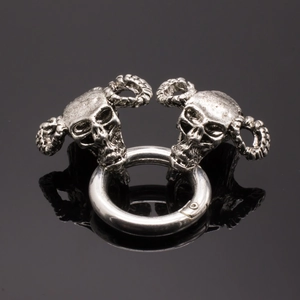 Detailopname van vintage zilveren schedelhanger met ramshoorns en antieke afwerking