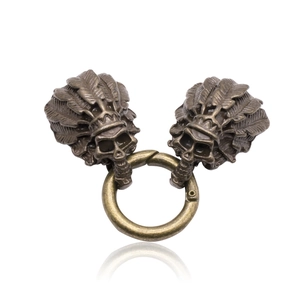 Retro bronzen schedelsluiting met Indiaanse verentooi en een metalen verbindingsring