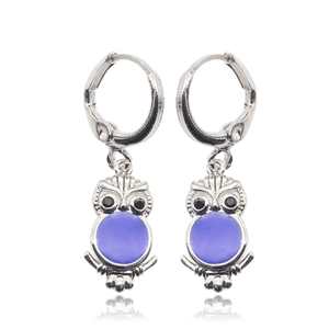 Ασημένια σκουλαρίκια κουκουβάγια με μοβ χάντρες και μαύρα κρύσταλλα σε λευκό φόντο
