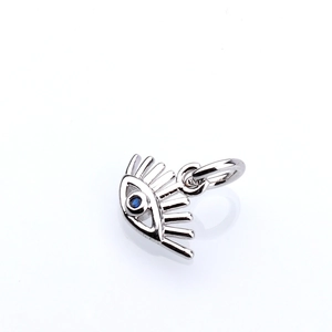 Pendentif œil porte-bonheur en argent avec pierre bleue et détails de cils radiants