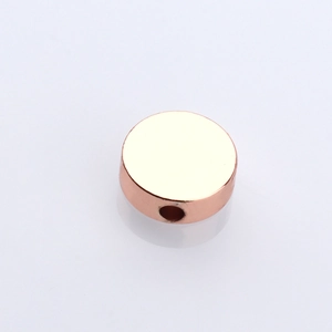 Detailansicht einer roségoldenen Rundperle mit Bohrung für DIY-Schmuckherstellung