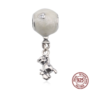 Abalorio de plata S925 con cuenta de mármol y colgante de osito de peluche detallado