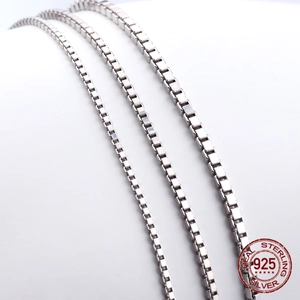 Nahaufnahme von S925 Sterling Silber Boxketten in verschiedenen Stärken mit Hochglanzfinish
