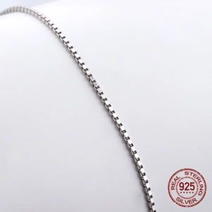 Detailansicht der S925 Sterlingsilber Boxkette mit feiner Gliederverarbeitung und Textur