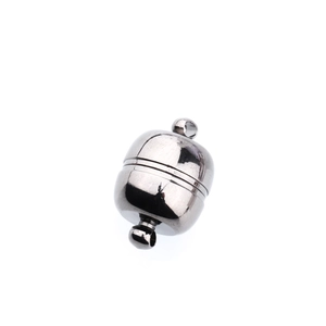 Dettaglio di chiusure magnetiche in nero fucile e argento per bracciali e collane