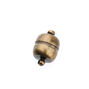 Dettaglio macro della chiusura magnetica in bronzo antico con texture per gioielli