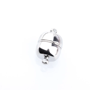 Dettaglio della chiusura magnetica in metallo lucido argento con anelli per collane DIY