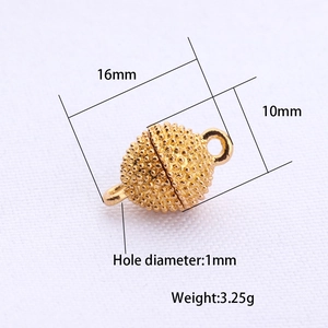 Dettaglio macro di una chiusura magnetica dorata 16x10mm per la creazione di gioielli