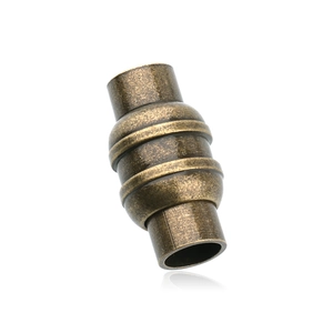 Dettaglio di una chiusura magnetica cilindrica in bronzo antico per gioielli