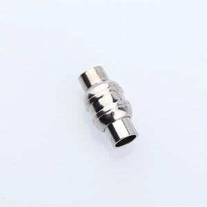 Macro dettagliata di una chiusura magnetica cilindrica argento per gioielli e collane