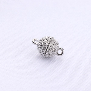 Dettaglio di una chiusura magnetica sferica argento con finitura stellata per gioielli DIY