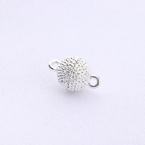 Vista macro di chiusure magnetiche in argento per bracciali e collane DIY con finitura ruvida