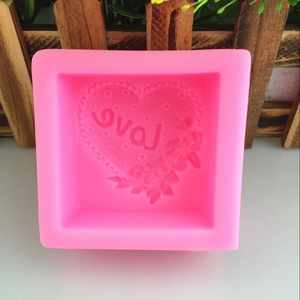 Roze hartvormige siliconen mal met LOVE-belettering en bloemmotieven voor het bakken van taarten