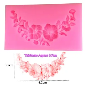 Moule en silicone avec motifs de fleurs et décors de fondant blanc, 4,2 cm sur 3,5 cm