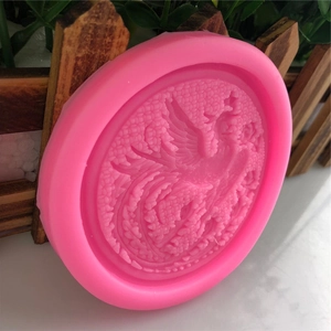 Silikonform rund in Pink mit detailliertem Phönix-Relief für Fondant und DIY Torten