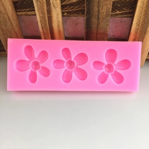 Moule en silicone rose à 3 fleurs pour fondant chocolat et pâtisserie artisanale