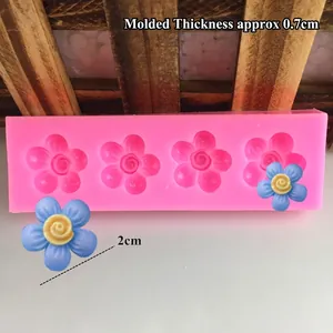 Silicone flower mold for DIY fondant with 2cm flower diameter and 0.7cm molding thickness