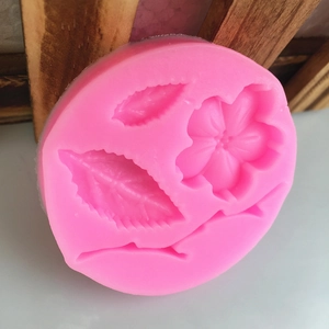 Roze siliconen vorm voor pruimenbloesems en bladeren voor fondantcake en kleiwerk