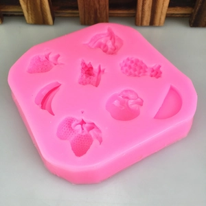 Stampo in silicone rosa con forme di fragola, banana e ananas per decorazione torte