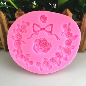 Moule en silicone rose avec guirlande de roses et ruban pour gâteau fondant