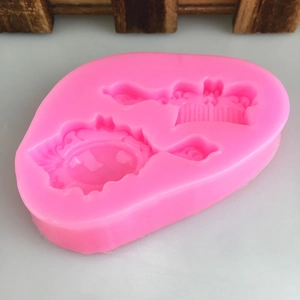 Pink silicone mold for DIY mirrors and combs, ideal for fondant cake or soap crafting