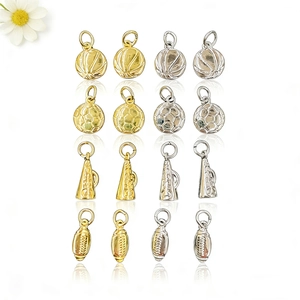 Dettaglio dei ciondoli sportivi oro e argento tra cui basket, calcio e megafoni decorativi