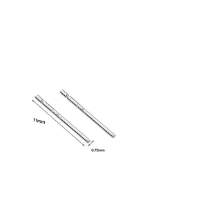 Gros plan de clous d'oreilles en argent S925 de 11 mm de long et 0,75 mm de diamètre