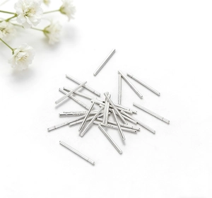 Gros plan de tiges de boucles d'oreilles en argent S925 avec finition lisse et encoches