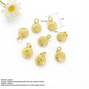 Dettaglio dei ciondoli basket da 15mm in rame placcato oro 18K con texture realistica