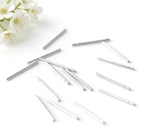 Gros plan sur les clous d'oreilles en argent 925 avec poinçon pour bijoux DIY